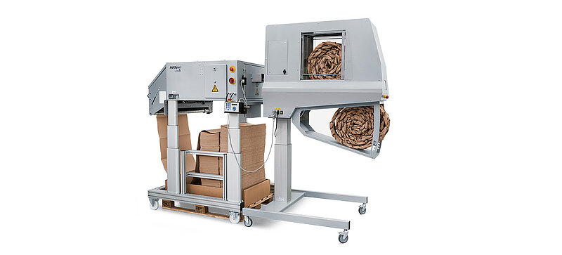 Une machine grise fabriquant des bandes de rembourrage en papier marron