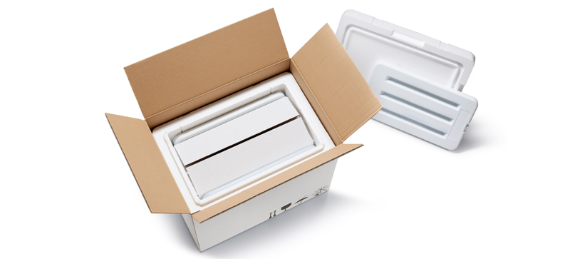 Un carton avec une boîte isolante blanche avec un autre carton intérieur et des blocs réfrigérants
