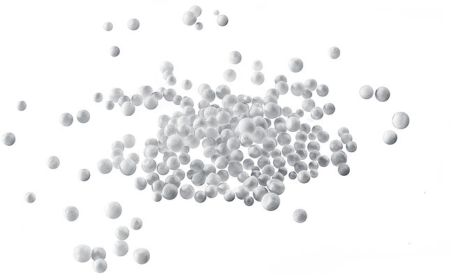 Des billes blanches de polystyrène expansé brut