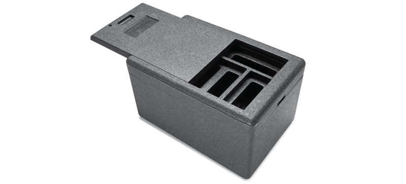 Une boîte isolante noire avec un couvercle coulissant et une fente intermédiaire pour les blocs réfrigérants.
