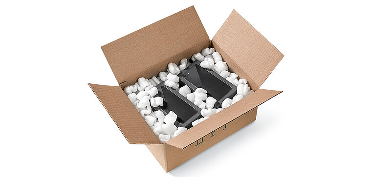 Un carton contenant des smartphones et des chips d’emballage en bioplastique en forme de S