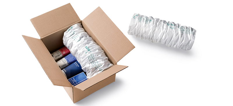 Un carton contenant des cosmétiques et un rembourrage en papier blanc