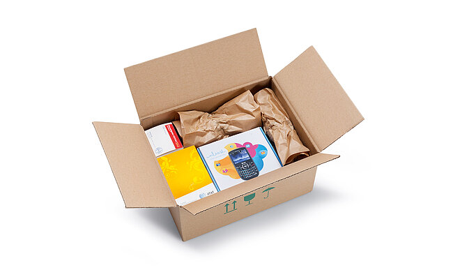 Un carton contenant une emballage de smartphone produits et des rembourrages en papier marron