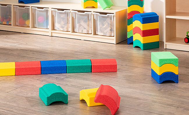 Cubes de jeux colorés sur le sol