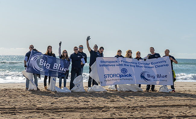 Un groupe d'employés Storopack faisant un nettoyage sur la plage