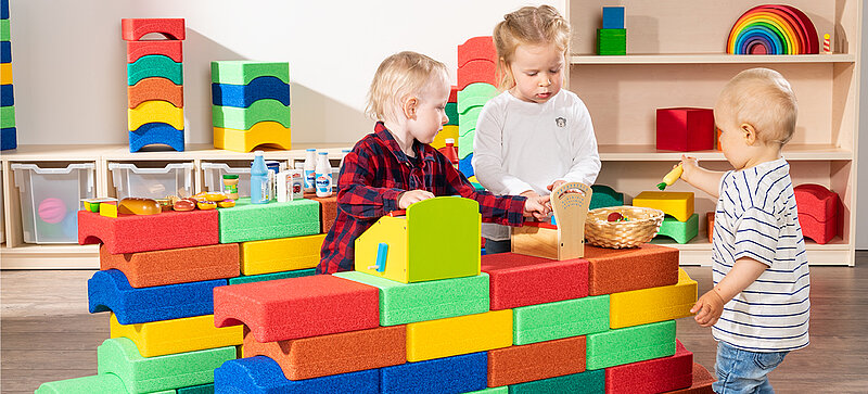 Enfants jouant avec des cubes de jeux colorés