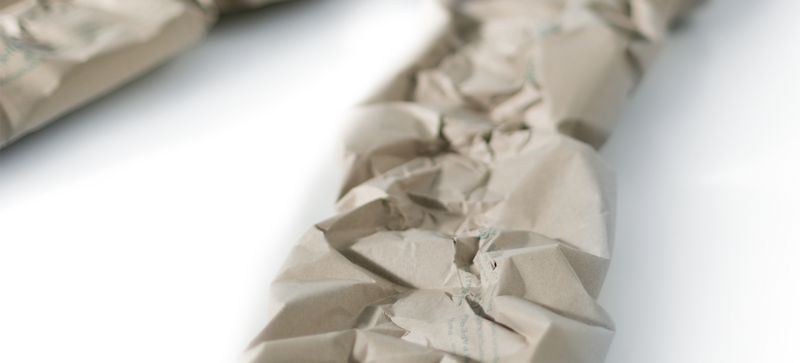 Une bande de rembourrage en papier végétal marron