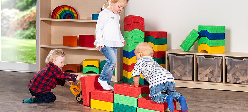 Enfants jouant avec des cubes de jeux colorés