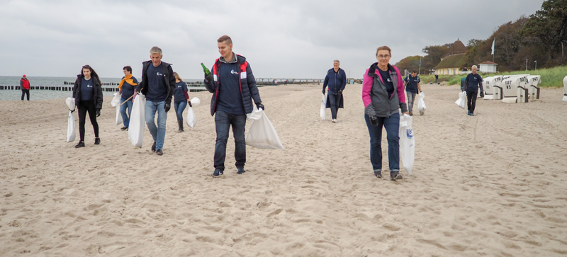 Un groupe d'employés Storopack faisant un nettoyage sur la plage