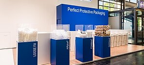 
		Un stand de salon Storopack avec quatre vitrines bleues