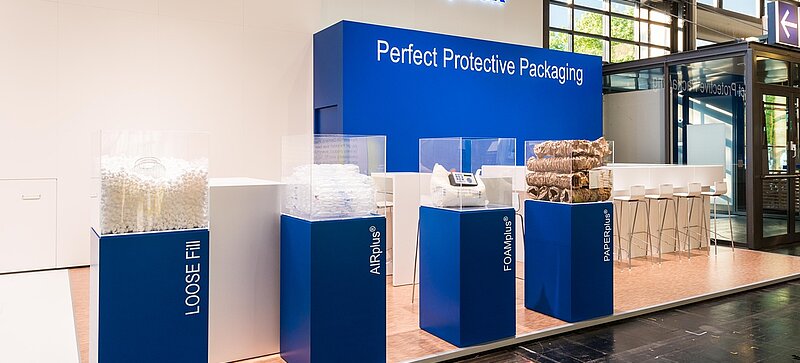 
	  Un stand de salon Storopack avec quatre vitrines bleues