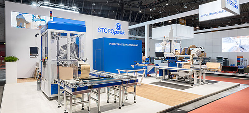 
	  Un stand de salon Storopack avec quatre vitrines bleues