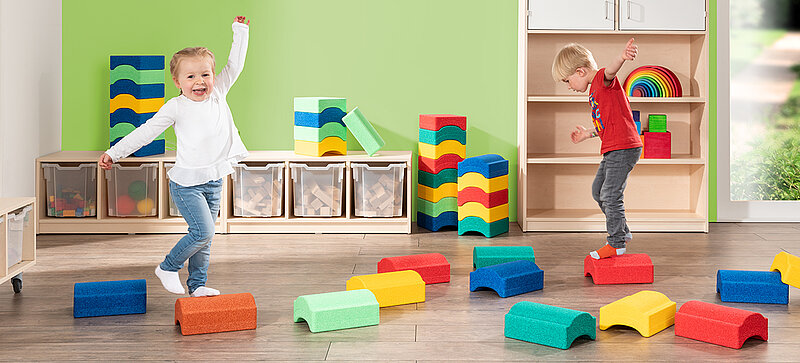 Enfants jouant avec des cubes de jeux colorés