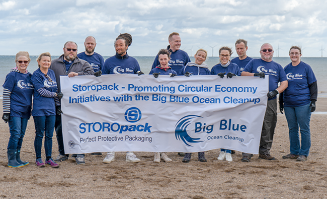 Image de groupe des assistants après l’opération Big Blue Ocean Cleanup