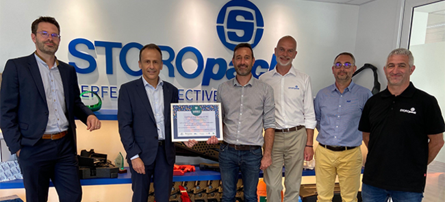 Des employés Storopack tenant un certificat