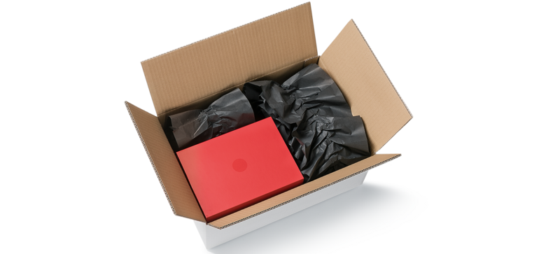 Un carton contenant une boîte rouge et un rembourrage en papier noir