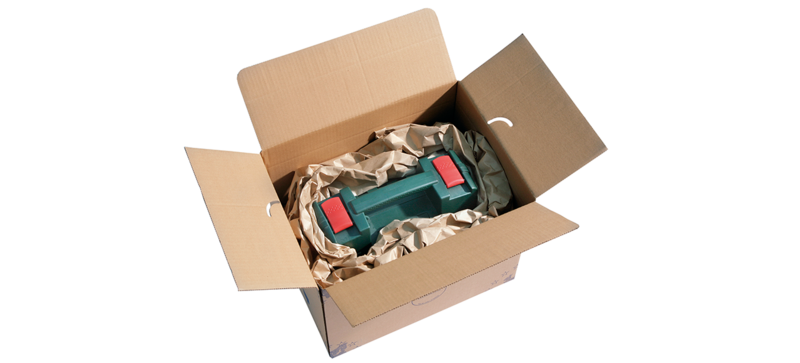 Un carton contenant une boîte à outils et un rembourrage en papier marron