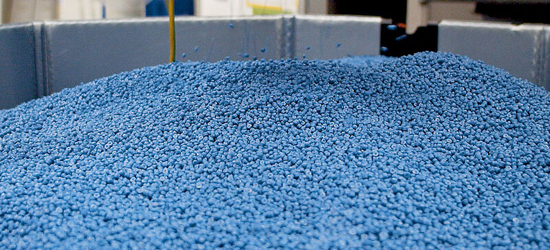 Des granulés bleus dans un grand récipient