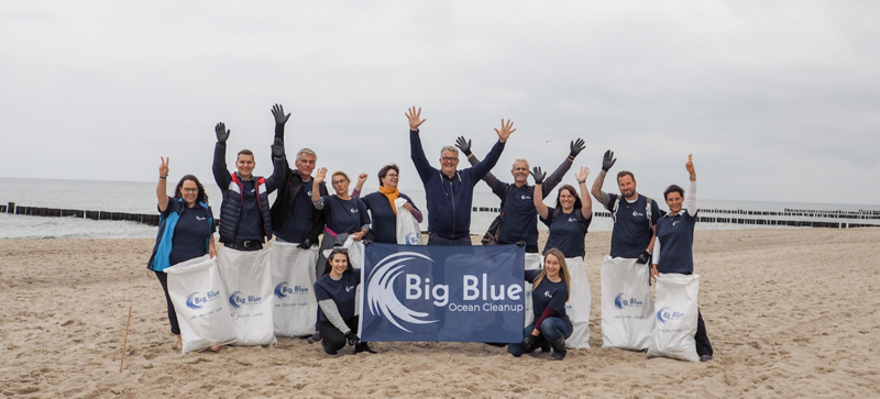 Un groupe d'employés Storopack faisant un nettoyage sur la plage