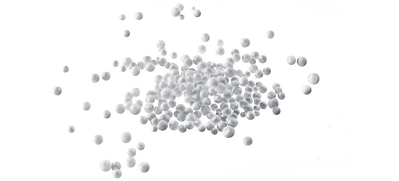 Des billes blanches de polystyrène expansé brut
