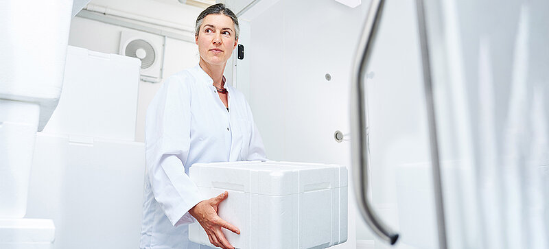 Une femme portant une boîte en PSE blanche