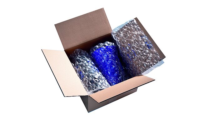Un carton contenant des cônes bleus et des coussins d’air