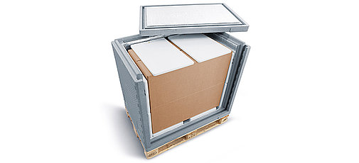 Ein grauer Isoliercontainer auf einer Palette mit einem Innenkarton und Kühlelementen
