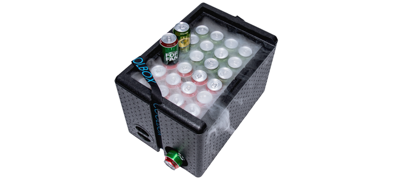 Une boîte isolante noire contenant des boissons en canettes 