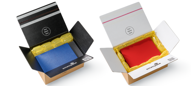 Deux cartons contenant des boîtes colorées et des coussins d’air jaunes