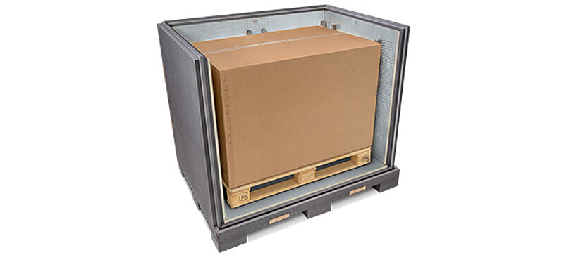 Un conteneur isolant gris avec un carton intérieur et des blocs réfrigérants sur une palette 