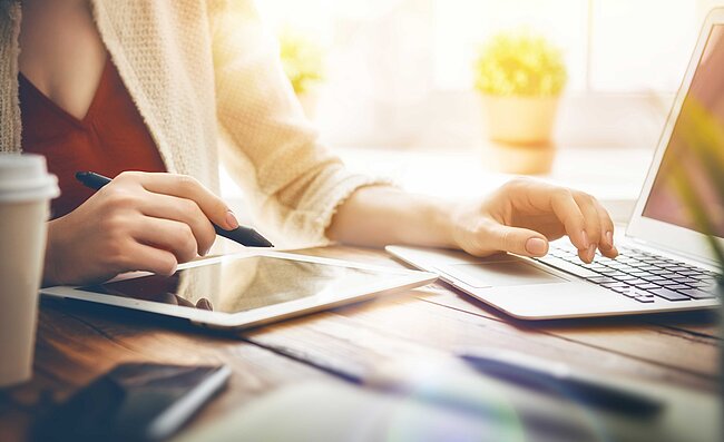 Une personne travaille sur un ordinateur portable