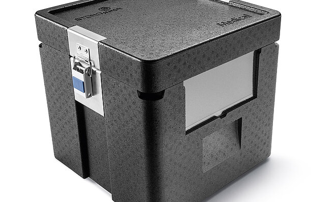 Une boîte isolante noire contenant des poches à perfusion et des blocs réfrigérants