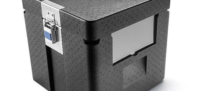Une boîte isolante noire contenant des poches à perfusion et des blocs réfrigérants