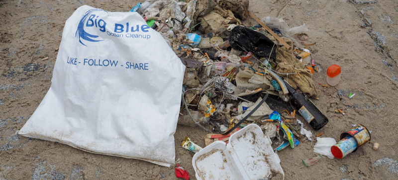 Un sac poubelle et des déchets