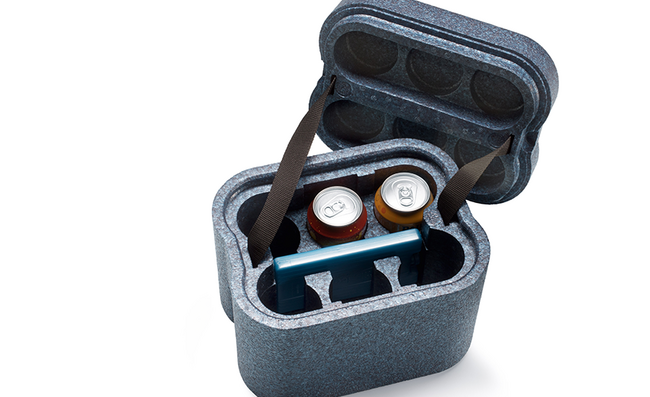 Une boîte isolante bleue personnalisée contenant des canettes de boisson