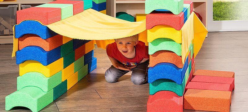 Enfant jouant avec des cubes de jeux colorés
