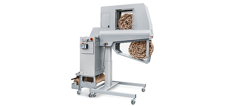 Une machine grise fabriquant des bandes de rembourrage en papier marron