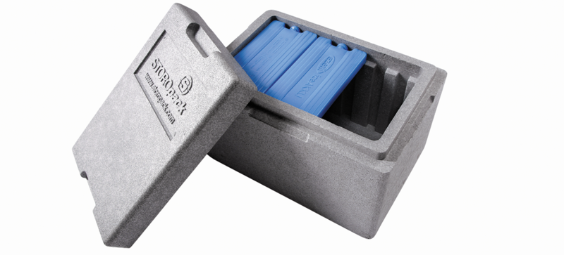 Une boîte isolante grise avec une fente intermédiaire pour les blocs réfrigérants