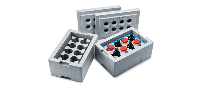 Deux boîtes isolantes grises avec des flacons de laboratoire